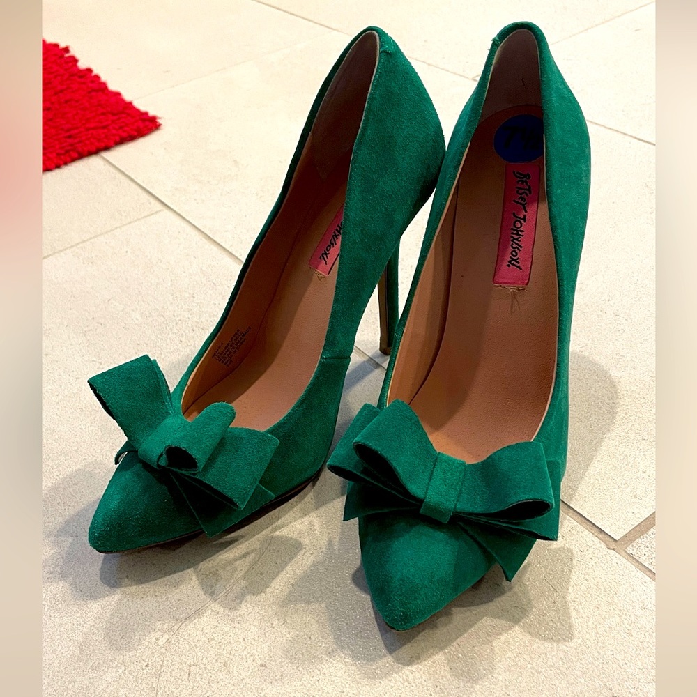 Betsey Johnson remixxx green suede pointed heels